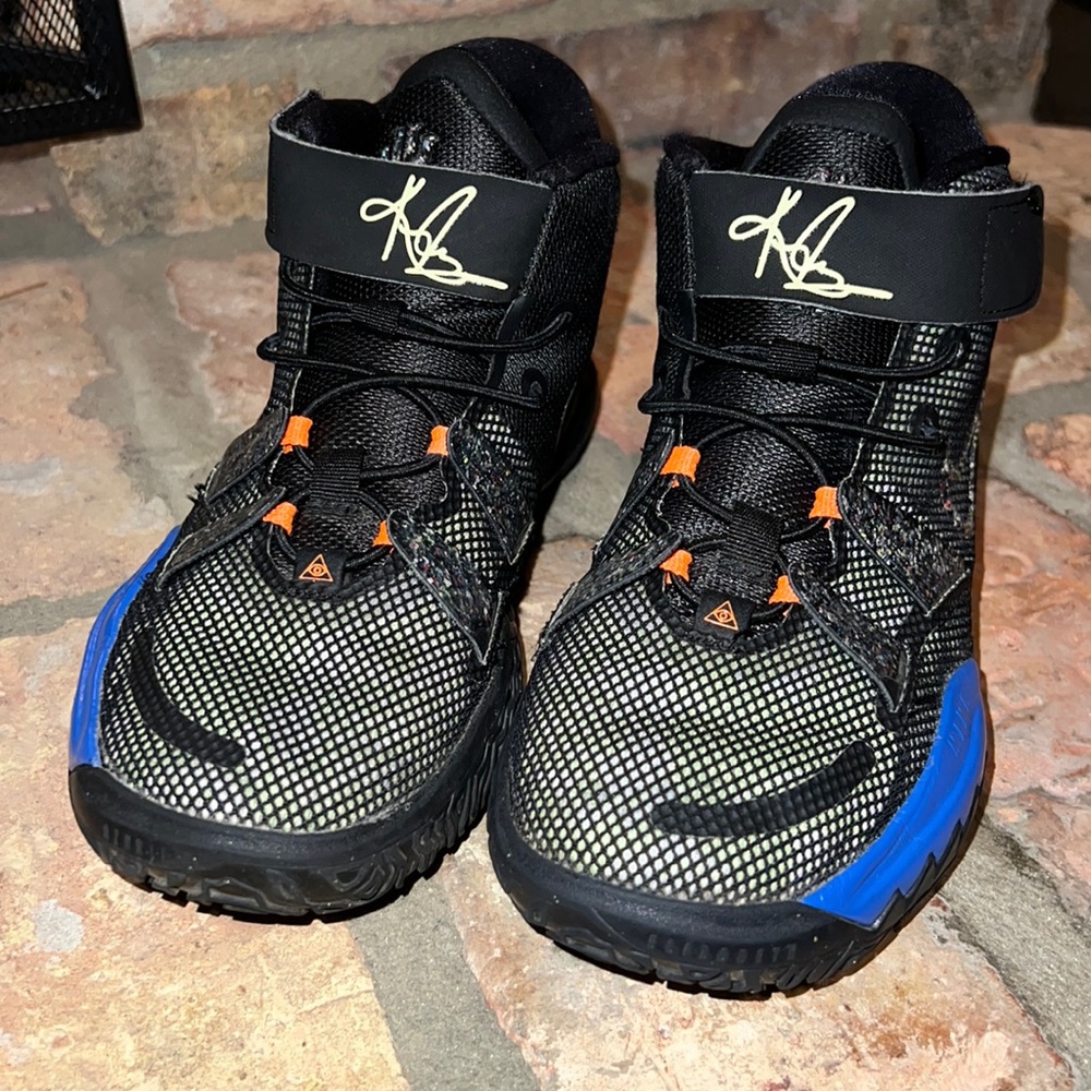 Kyrie Irving Nike Basketball Shoes Sz 2Y